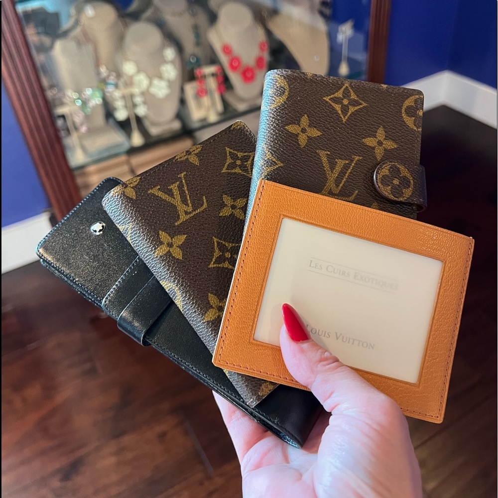 Please like this to be notified when I begin listing Designer Items (Do Not Buy)